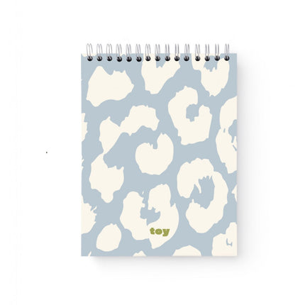 Sketchbook Animal Print Azul Toy en formatos carta, media carta y oficio; 80 hojas blancas sin líneas, portada con estampado de animal print azul, argollado plástico.