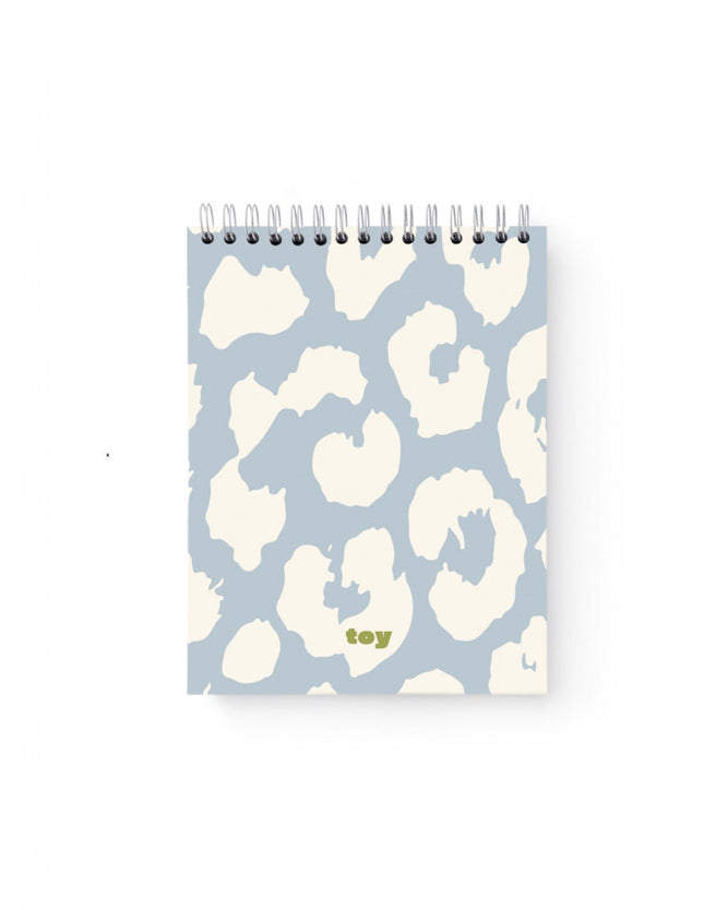Sketchbook Animal Print Azul Toy en formatos carta, media carta y oficio; 80 hojas blancas sin líneas, portada con estampado de animal print azul, argollado plástico.