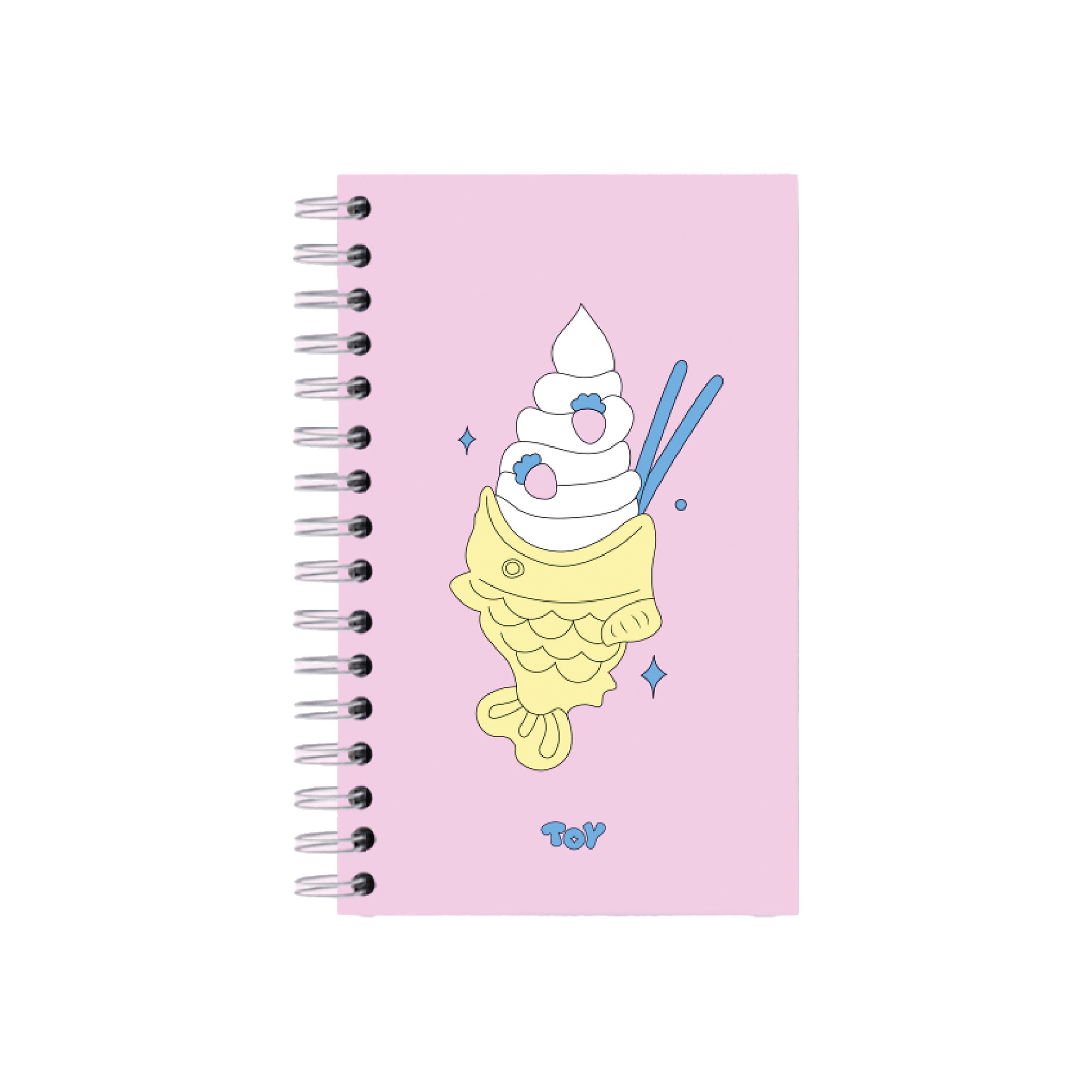 Cuaderno mediano Toy Ice Cream con portada rosa y dibujo de postre japonés taiyaki. 80 hojas rayadas o cuadriculadas, stickers y bolsillo. Envíos a toda Colombia.