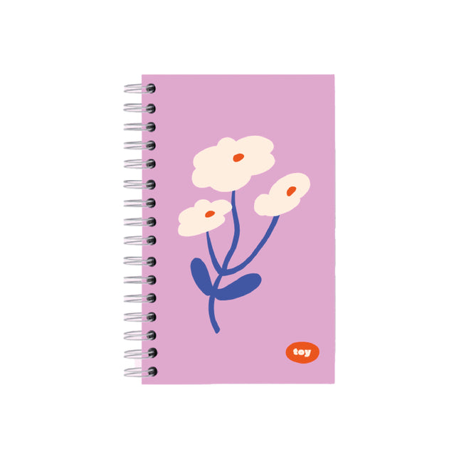 Cuaderno argollado mediano Floral Rosa Toy (modelo 123205126 y 123205121), tamaño ~14×22 cm, 80 hojas rayadas o cuadriculadas, argollado metálico, bolsillo interior y stickers decorativos sobre fondo blanco.