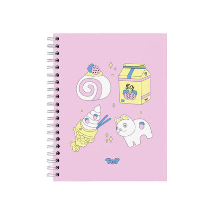 Cuaderno argollado grande Toy Tokio Rosa (~21,5×28 cm) con portada rosa estilo Tokio, 80 hojas bond rayadas o cuadriculadas, argollado metálico, con bolsillo interior y stickers decorativos.