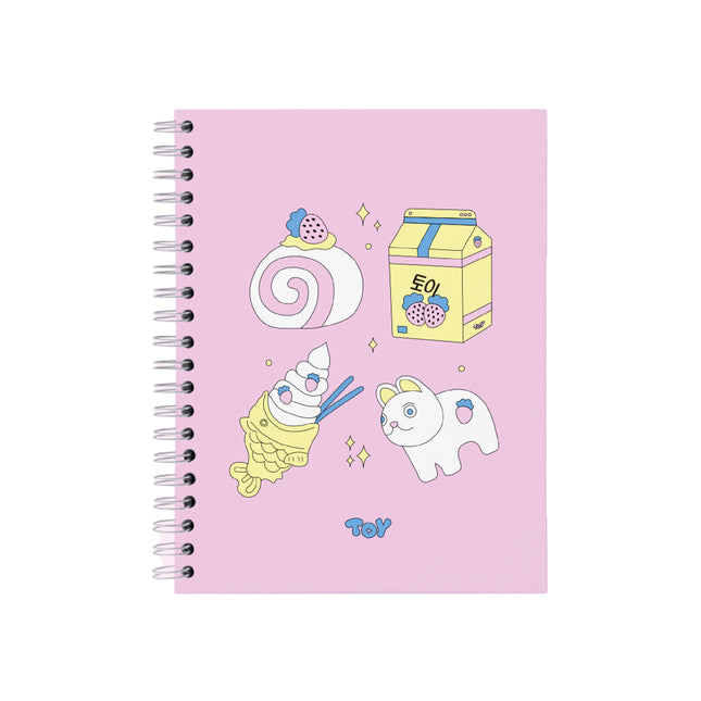 Cuaderno argollado grande Toy Tokio Rosa (~21,5×28 cm) con portada rosa estilo Tokio, 80 hojas bond rayadas o cuadriculadas, argollado metálico, con bolsillo interior y stickers decorativos.