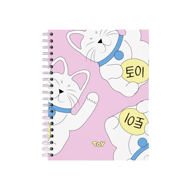 Cuaderno argollado grande Toy con portada rosada e ilustración de gatos de la suerte estilo japonés, con argollado metálico, 80 hojas, stickers y bolsillo interior.