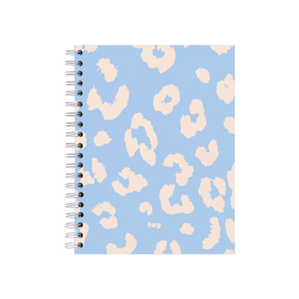 Cuaderno argollado grande Toy Animal Print Azul Claro, tapa con estampado de manchas azules, 80 hojas rayadas, bolsillo interior y stickers visibles.
