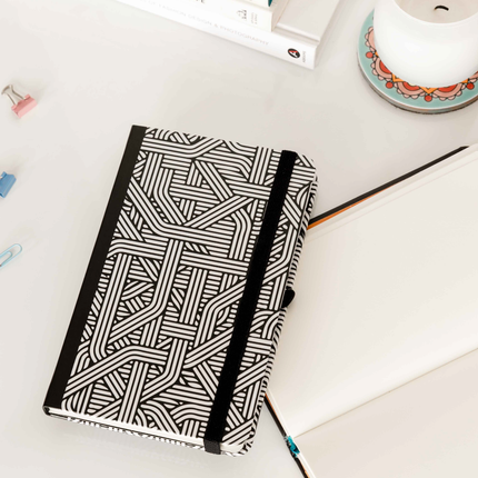 Sketchbook Alpen 12×20 cm con tapa dura de rayas negras, banda elástica negra y 84 hojas blancas.