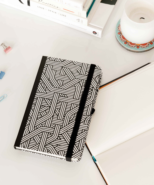 Sketchbook Alpen 12×20 cm con tapa dura de rayas negras, banda elástica negra y 84 hojas blancas.