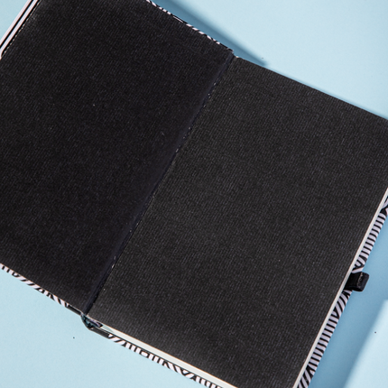 Interior Sketchbook Alpen 12×20 cm con tapa dura de rayas negras, banda elástica negra y 84 hojas blancas.