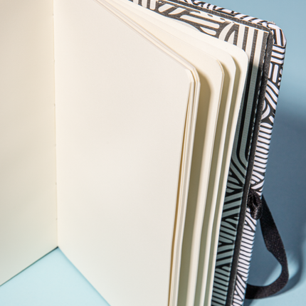 Detalle hojas Sketchbook Alpen 12×20 cm con tapa dura de rayas negras, banda elástica negra y 84 hojas blancas.