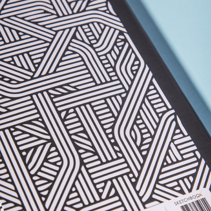 Detalle Contraportada Sketchbook Alpen 12×20 cm con tapa dura de rayas negras, banda elástica negra y 84 hojas blancas.