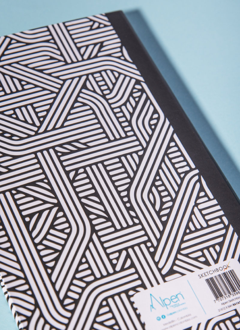 Detalle Contraportada Sketchbook Alpen 12×20 cm con tapa dura de rayas negras, banda elástica negra y 84 hojas blancas.
