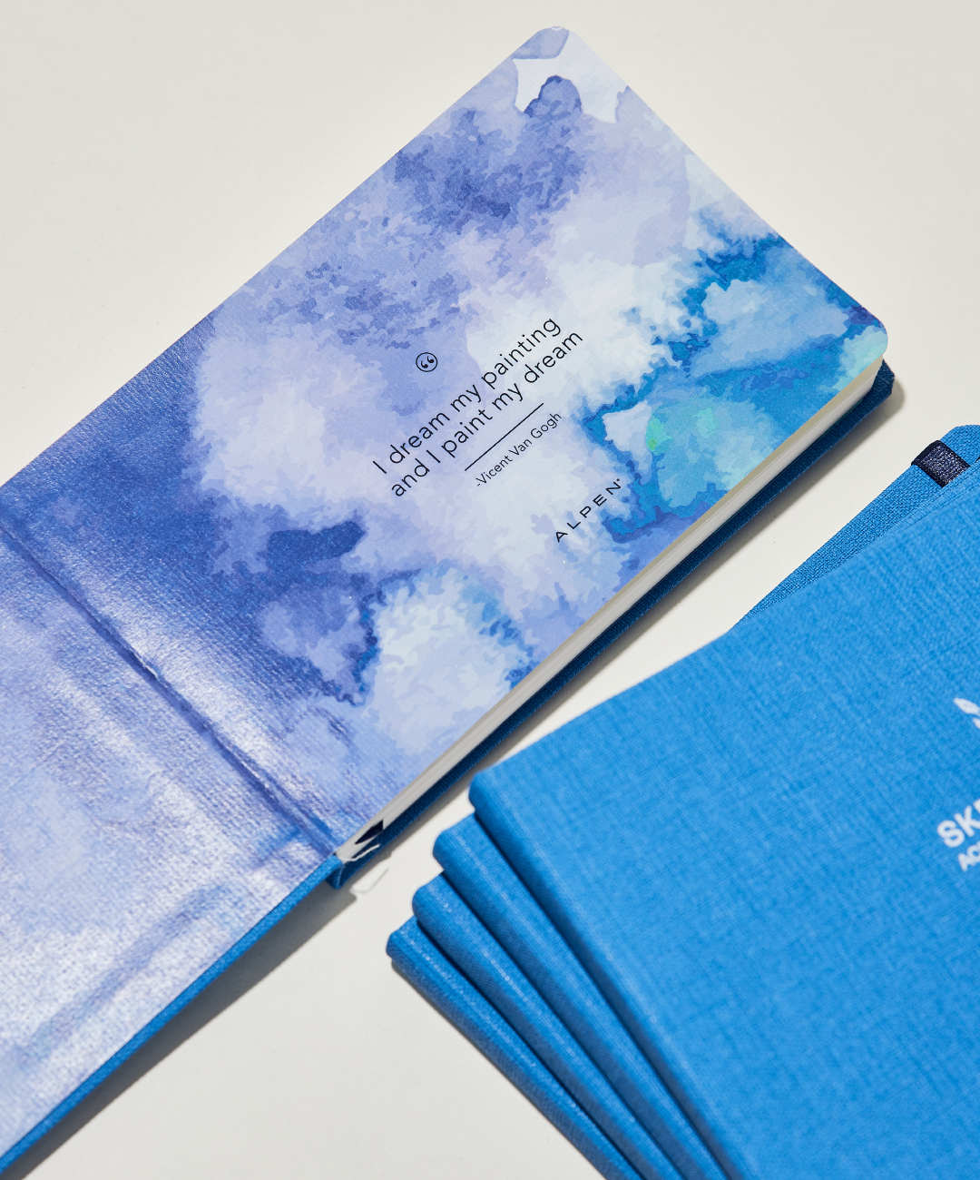 Interior Sketchbook Alpen Acuarela 22×14 cm azul marino, tapa dura con banda elástica, 24 hojas de 300 g con 60% algodón para técnicas húmedas.
