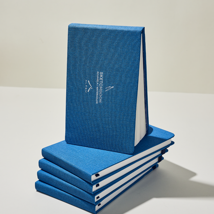 Sketchbooks Alpen Acuarela 22×14 cm azul marino, tapa dura con banda elástica, 24 hojas de 300 g con 60% algodón para técnicas húmedas.