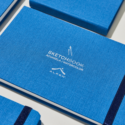 Detalle Sketchbook Alpen Acuarela 22×14 cm azul marino, tapa dura con banda elástica, 24 hojas de 300 g con 60% algodón para técnicas húmedas.