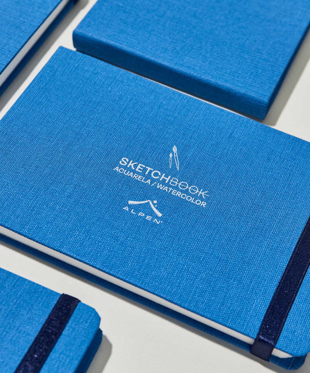 Detalle Sketchbook Alpen Acuarela 22×14 cm azul marino, tapa dura con banda elástica, 24 hojas de 300 g con 60% algodón para técnicas húmedas.