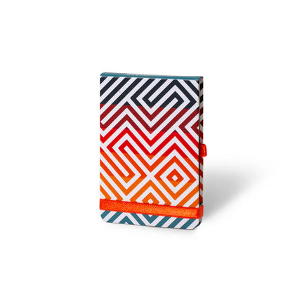 Sketchbook Alpen de bolsillo 13×9 cm con diseño geométrico Nazca en tonos naranja, rojo y azul, banda elástica roja y 84 hojas blancas.