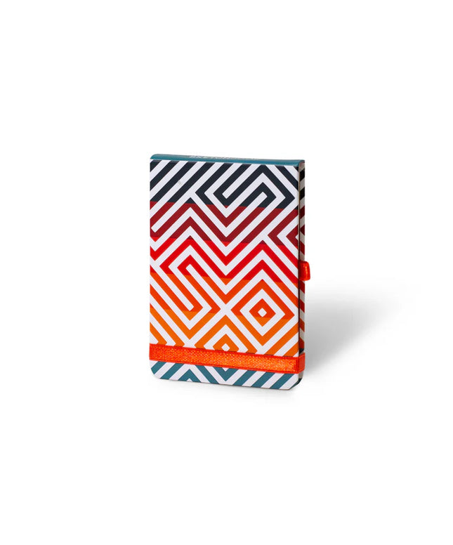 Sketchbook Alpen de bolsillo 13×9 cm con diseño geométrico Nazca en tonos naranja, rojo y azul, banda elástica roja y 84 hojas blancas.