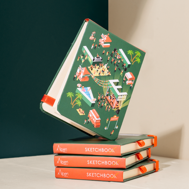 varios Sketchbook Alpen de bolsillo 13×9 cm con tapa dura ilustrada con escena musical festiva, banda elástica roja y 84 hojas blancas.