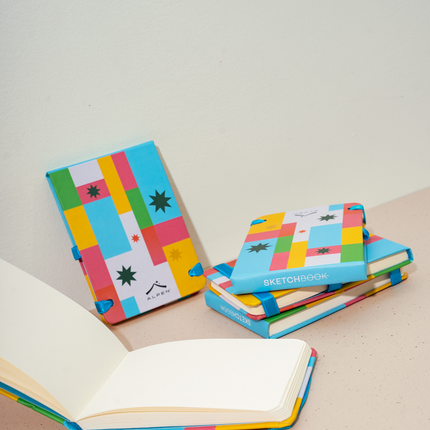 Sketchbook Alpen de bolsillo 13×9 cm con tapa dura diseño Sand, 84 hojas blancas, banda elástica y soporte para lapicero.