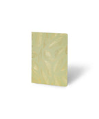 Portada Libreta Econotas Alpen 15×21 cm verde con estampado de hojas en foil dorado y 32 hojas ecológicas cosidas en hilo.