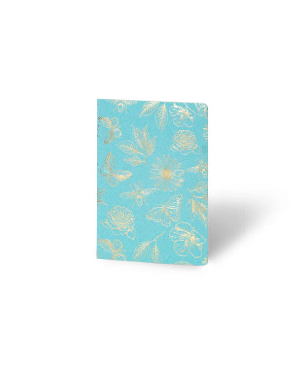 Portada Libreta Econotas Alpen 15×21 cm azul con estampado de flores y mariposas en foil dorado y 32 hojas ecológicas cosidas en hilo.