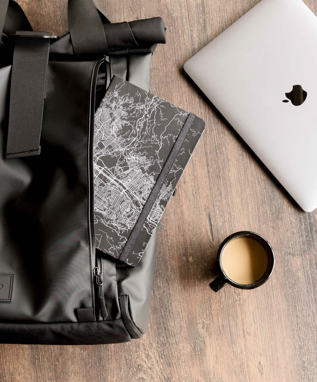 Sketchbook Alpen 22×14 cm con 84 hojas rayadas, tapa dura y banda elástica, ideal para escritura y organización.