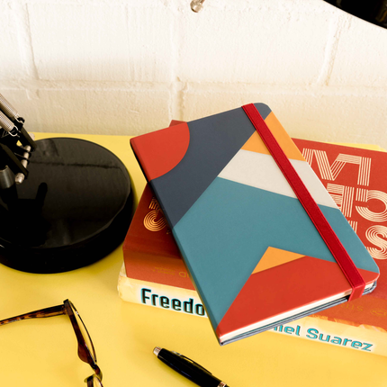 Sketchbook Alpen 22×14 cm con tapa dura ilustrada de diseño geométrico, banda elástica y 84 hojas blancas.