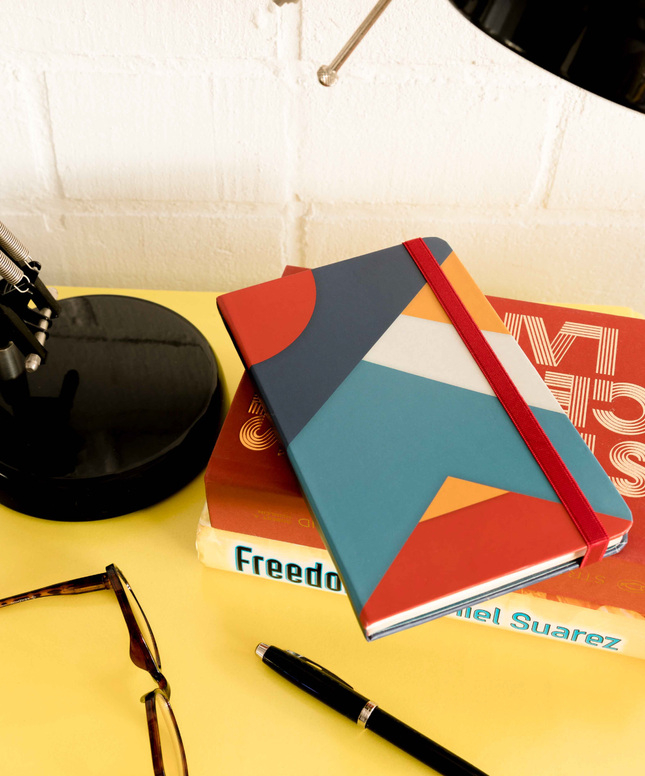 Sketchbook Alpen 22×14 cm con tapa dura ilustrada de diseño geométrico, banda elástica y 84 hojas blancas.