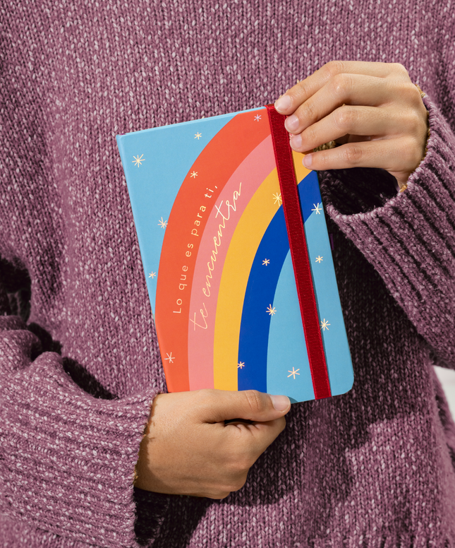 Sketchbook Alpen 12×20 cm tapa dura con diseño arcoíris y frase “Lo que es para ti, te encuentra”, banda elástica roja y 84 hojas blancas.