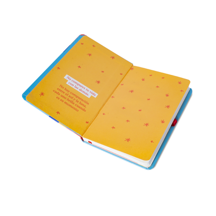 Interior Sketchbook Alpen 12×20 cm tapa dura con diseño arcoíris y frase “Lo que es para ti, te encuentra”, banda elástica roja y 84 hojas blancas.