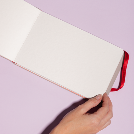 Hojas Sketchbook Alpen Acuarela 22×14 cm color gris, tapa dura con banda elástica, 24 hojas de 300 g con 60% algodón para técnicas húmedas.