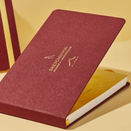 Sketchbook Alpen Acuarela 22×14 cm abierto color vinotinto, tapa dura con banda elástica roja, 24 hojas de 300 g para técnicas húmedas.