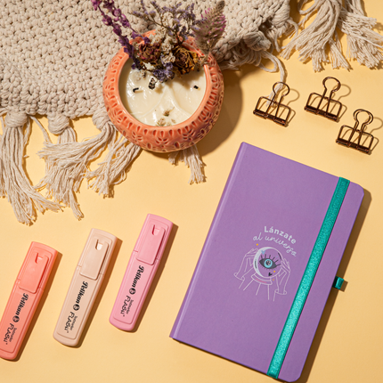 Sketchbook Alpen 12×20 cm morado con tapa dura ilustrada “Lánzate al universo”, banda elástica turquesa y 84 hojas blancas.