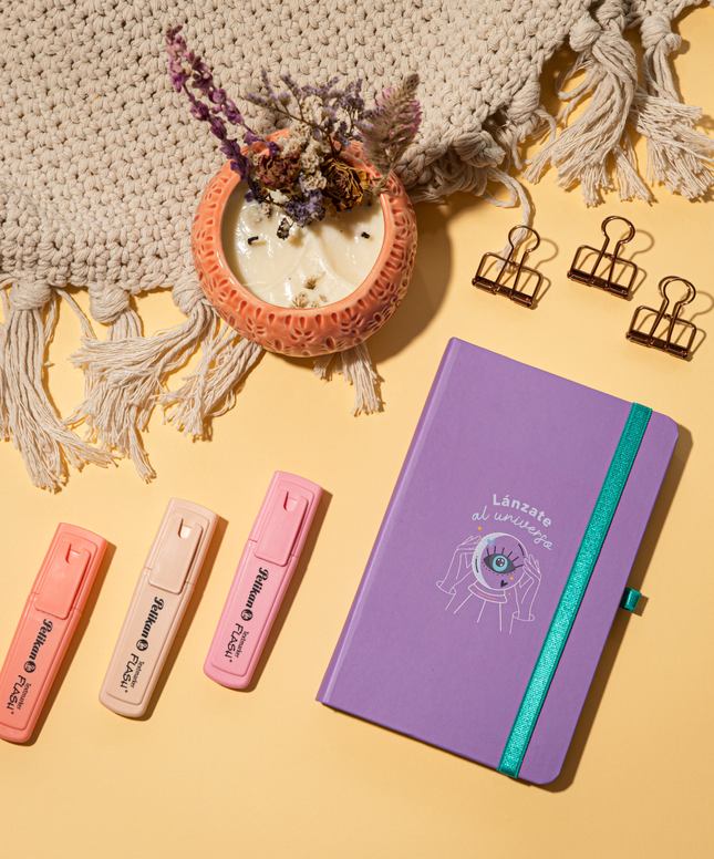 Sketchbook Alpen 12×20 cm morado con tapa dura ilustrada “Lánzate al universo”, banda elástica turquesa y 84 hojas blancas.