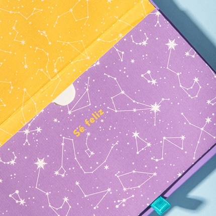 Detalle bolsillo Sketchbook Alpen 12×20 cm morado con tapa dura ilustrada “Lánzate al universo”, banda elástica turquesa y 84 hojas blancas.