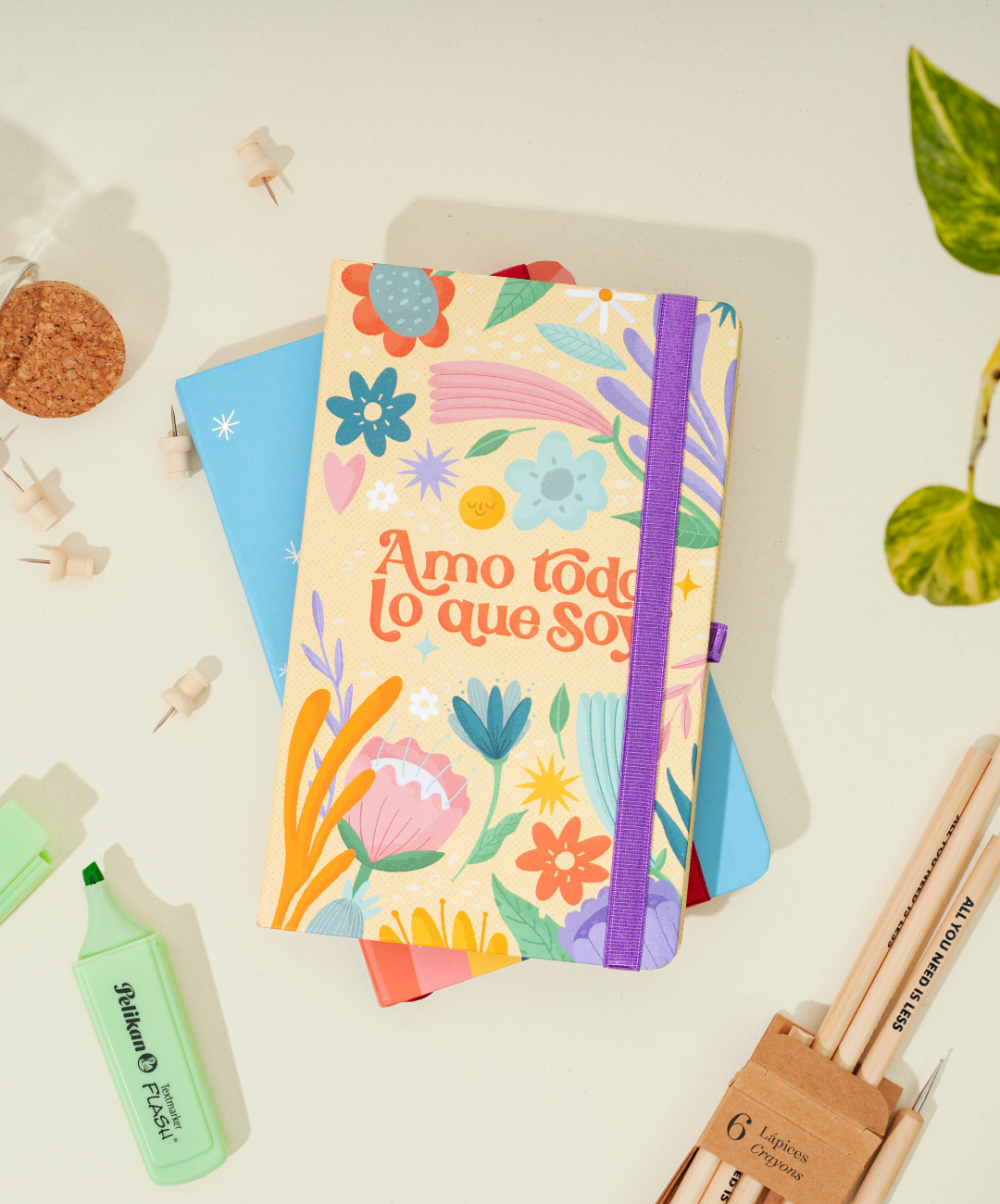 Sketchbook Alpen 12×20 cm con tapa dura floral y frase “Amo todo lo que soy”, banda elástica morada y 84 hojas blancas.