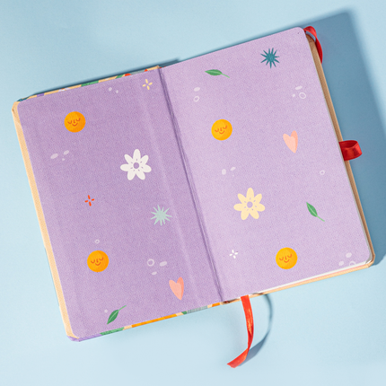 Interior Sketchbook Alpen 12×20 cm con tapa dura floral y frase “Amo todo lo que soy”, banda elástica morada y 84 hojas blancas.