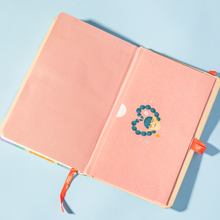 Detalle Bolsillo Sketchbook Alpen 12×20 cm con tapa dura floral y frase “Amo todo lo que soy”, banda elástica morada y 84 hojas blancas.