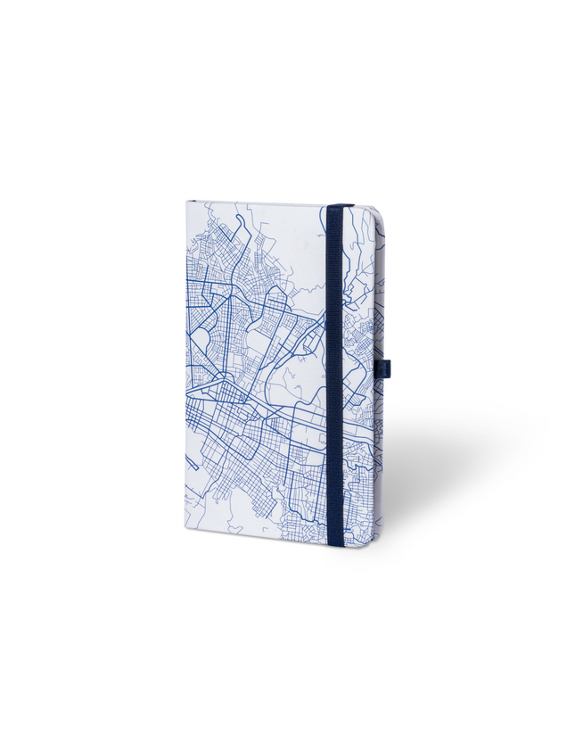 Sketchbook Alpen 12×20 cm con tapa dura ilustrada de ciudad, banda elástica azul y 84 hojas blancas.