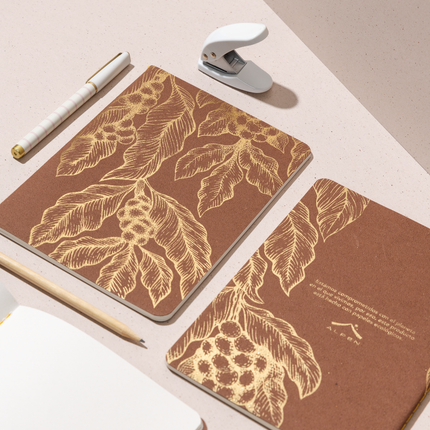 Aesthetic Libreta Econotas Alpen 15×21 cm color café con ilustraciones de ramas en foil cobre y 32 hojas ecológicas cosidas en hilo.