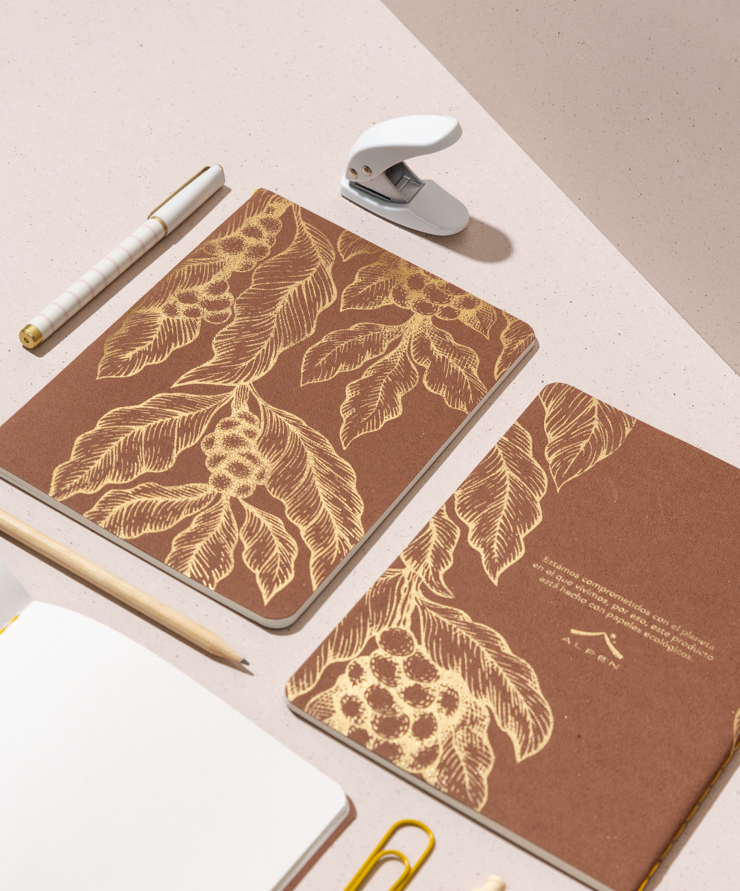 Aesthetic Libreta Econotas Alpen 15×21 cm color café con ilustraciones de ramas en foil cobre y 32 hojas ecológicas cosidas en hilo.