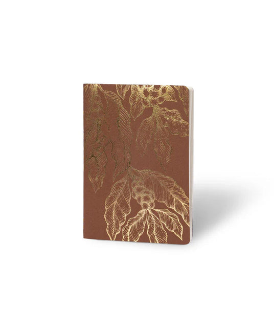 Portada Libreta Econotas Alpen 15×21 cm color café con ilustraciones de ramas en foil cobre y 32 hojas ecológicas cosidas en hilo.