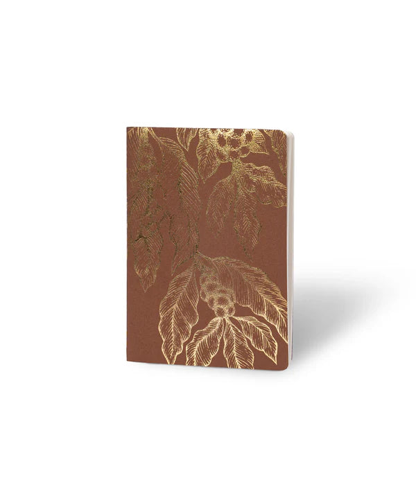 Portada Libreta Econotas Alpen 15×21 cm color café con ilustraciones de ramas en foil cobre y 32 hojas ecológicas cosidas en hilo.