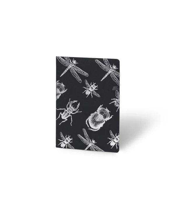 Portada Libreta Econotas Alpen 15×21 cm color negro con ilustraciones de insectos en foil plateado y 32 hojas ecológicas cosidas en hilo.