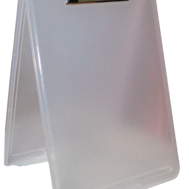 Tabla plástica transparente con clip metálico y depósito interno para almacenar hojas y útiles escolares u oficina.