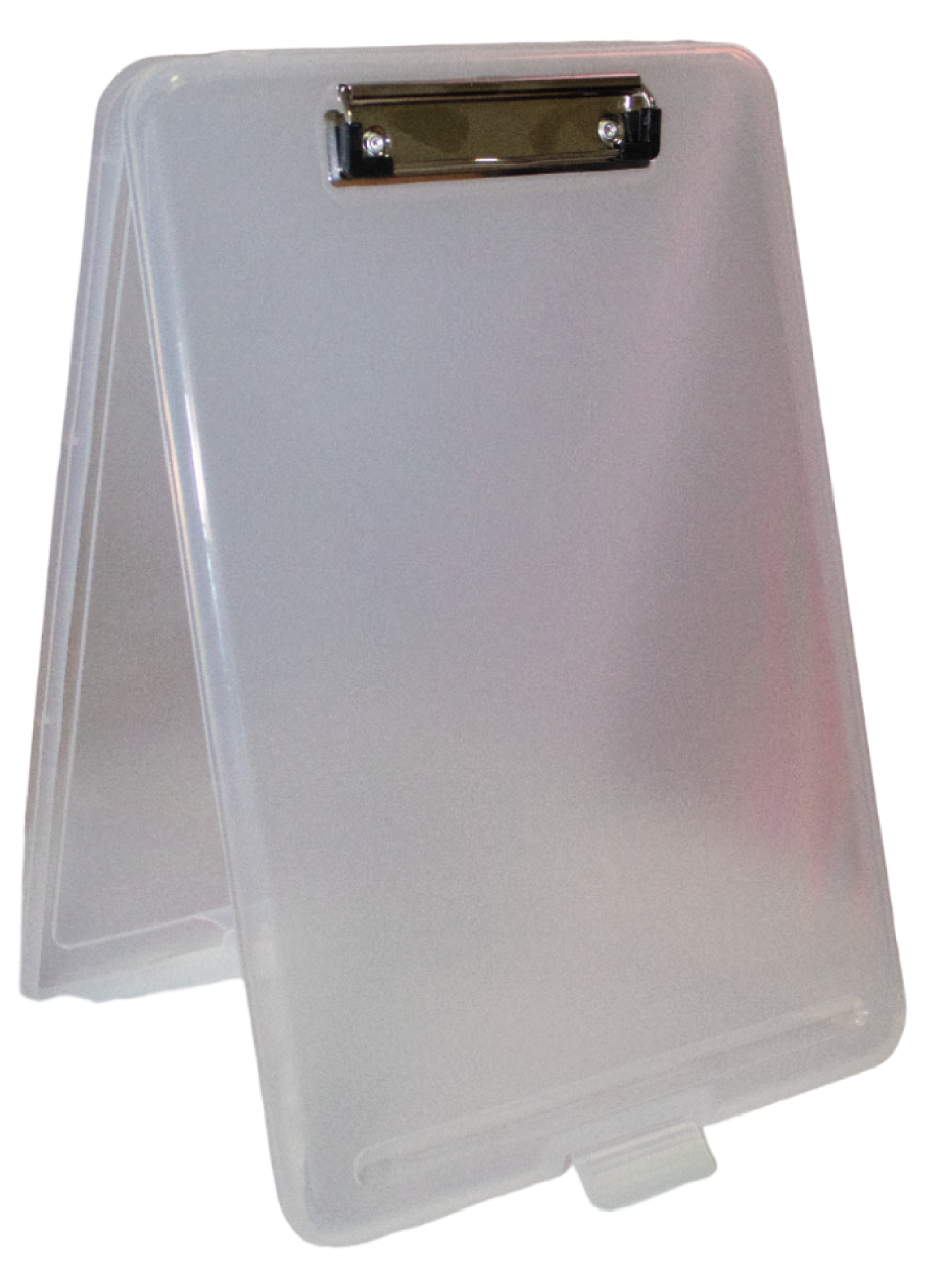 Tabla plástica transparente con clip metálico y depósito interno para almacenar hojas y útiles escolares u oficina.