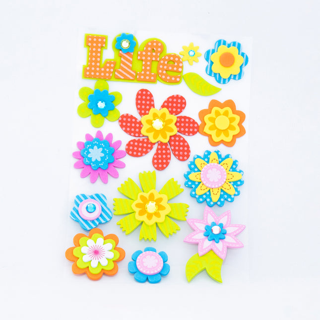 Figuras adhesivas de foamy Evacolor con diseños de flores multicolor y detalles brillantes para manualidades escolares y decoración creativa.