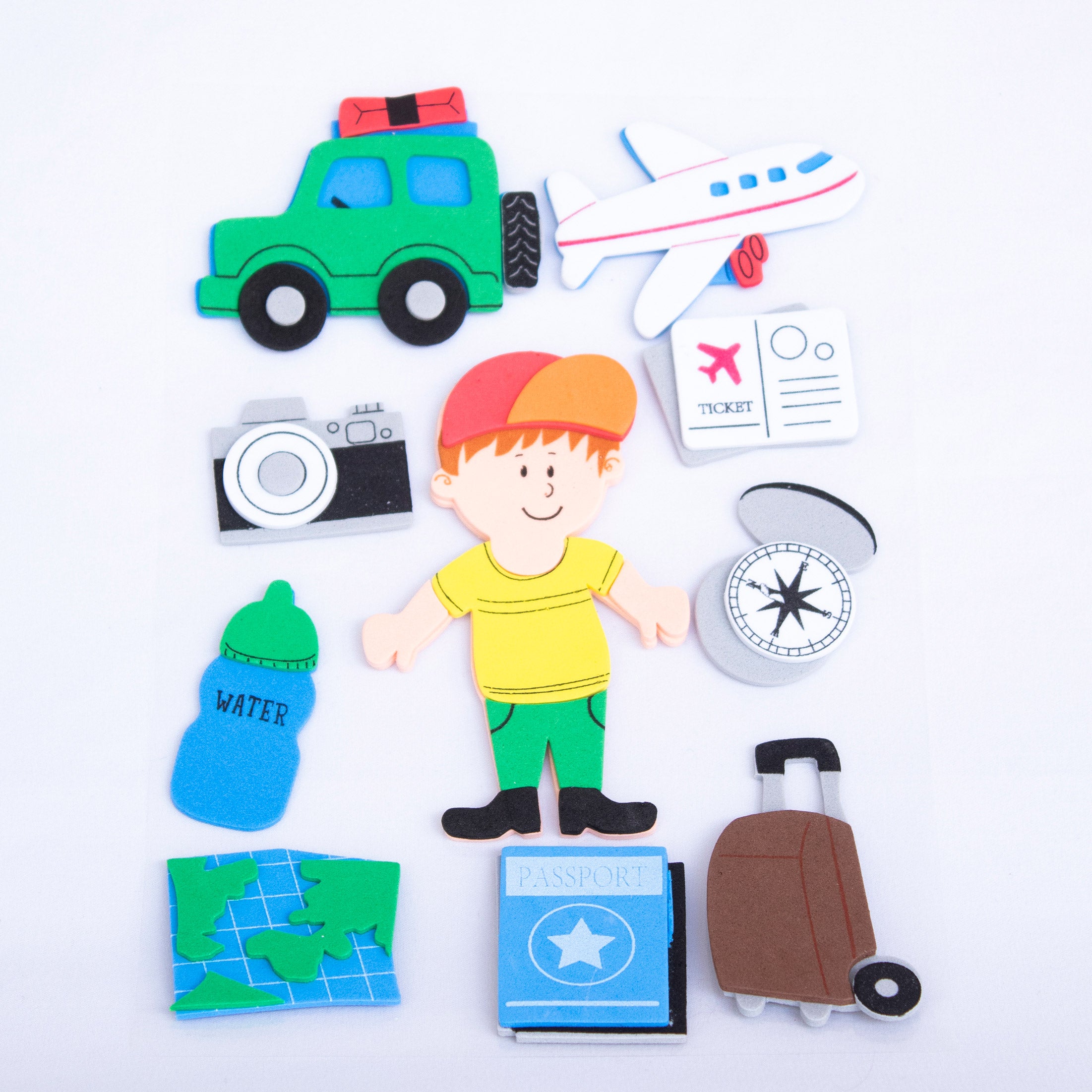 Figuras adhesivas de foamy Evacolor motivo niño viajero con avión, maleta, mapa, pasaporte y cámara para manualidades creativas.