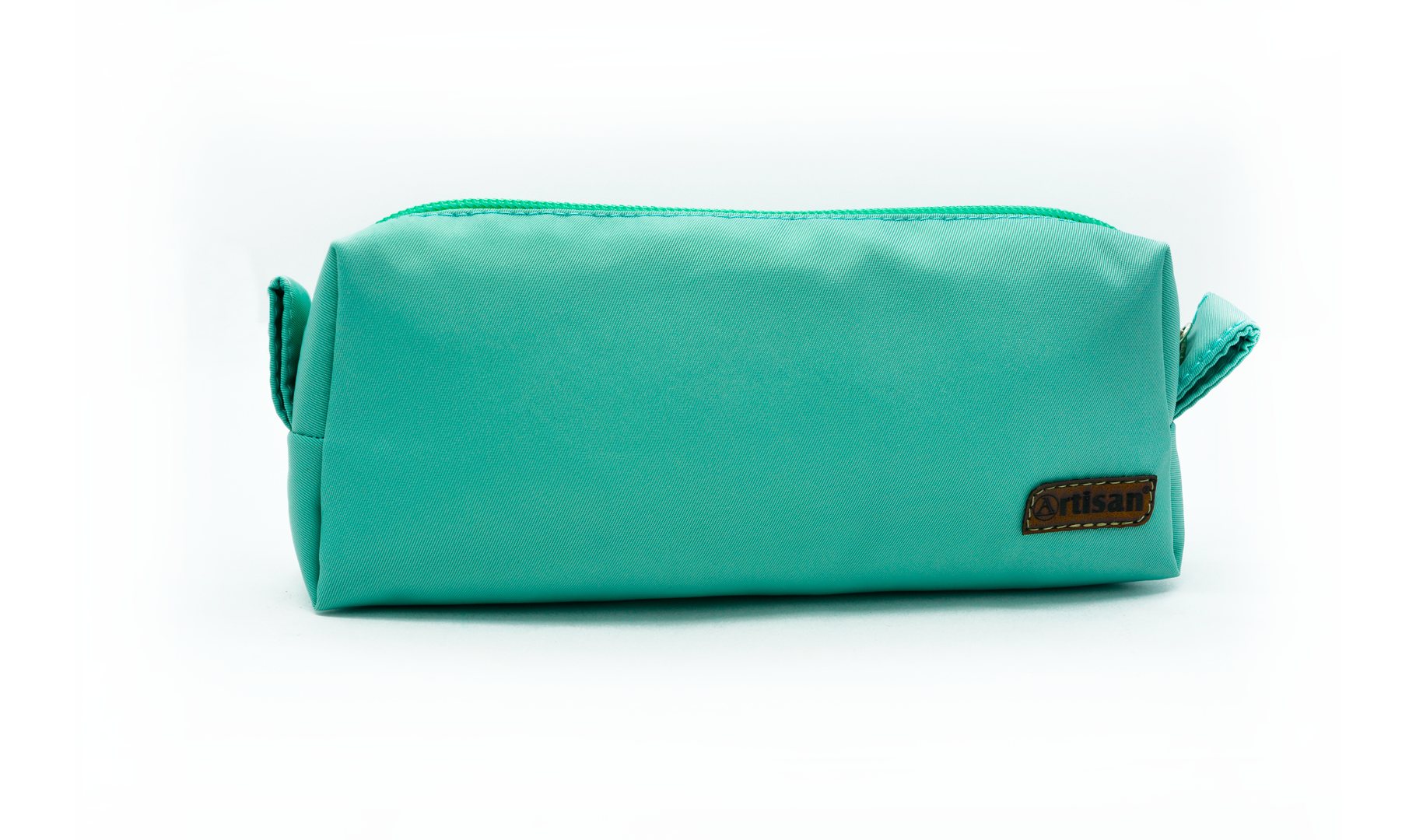 Cartuchera cuadrada Artisan básica, en colores surtidos, con cierre y tamaño compacto para lápices, marcadores y útiles esenciales.