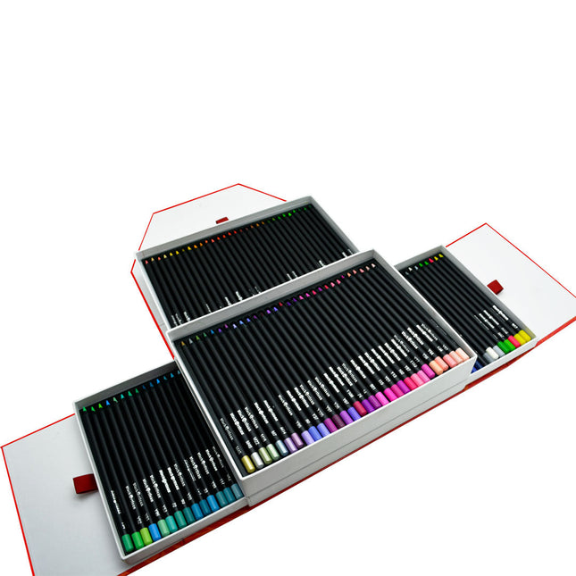 Caja desplegada con 90 lápices de colores surtidos Artisan, cuerpo negro, organizados en tres bandejas.

