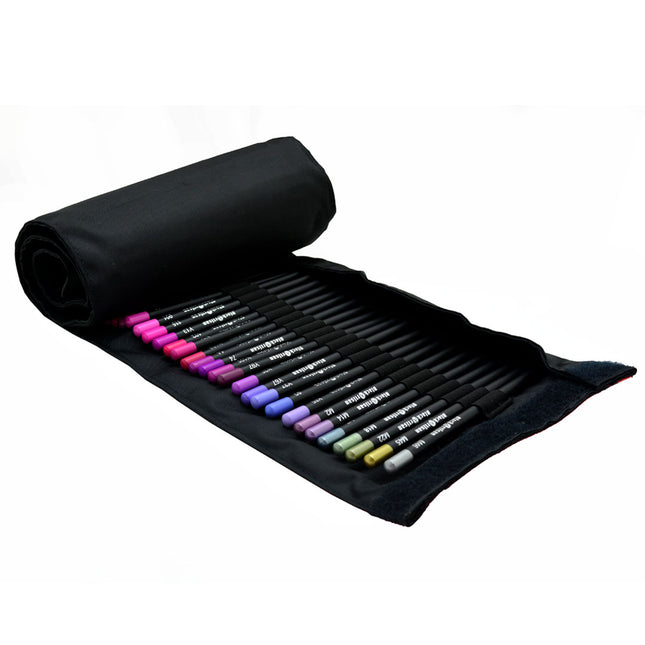 Estuche de lona negra desplegado con 90 lápices de colores surtidos en una sola fila continua.